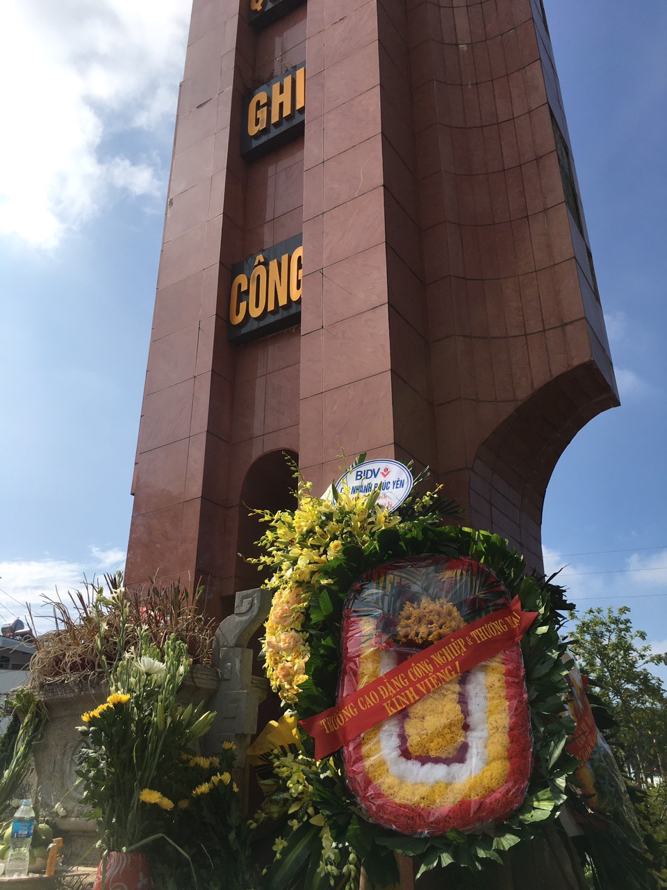 Trường Cao đẳng Công nghiệp và Thương mại dâng hương tưởng nhớ các anh hùng, liệt sỹ và tri ân các gia đình thương binh, liệt sỹ nhân ngày 27/7