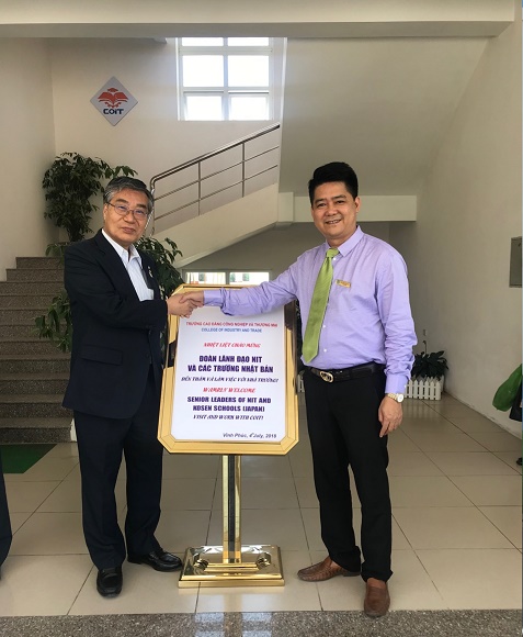 Chuyến thăm lịch sử của đoàn lãnh đạo cấp cao KOSEN tới COIT Một cái bắt tay - nhiều niềm hy vọng