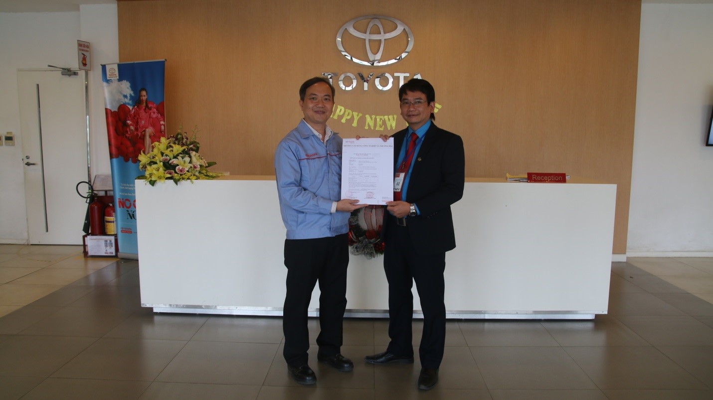 Công ty ô tô Toyota Việt Nam trao tặng xe ô tô, động phục vụ đào tạo cho Trường Cao đẳng Công nghiệp và Thương mại