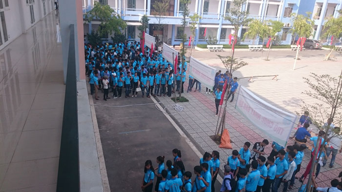 Buổi chiều l&agrave; c&aacute;c hoạt động ngo&agrave;i trời, cuộc thi c&aacute;c tr&ograve; chơi d&acirc;n gian hết sức s&ocirc;i động. C&aacute;c lớp học sinh tham gia cổ vũ nhiệt t&igrave;nh tạo kh&ocirc;ng kh&iacute; vui tươi chan h&ograve;a trong Thầy v&agrave; tr&ograve;. 