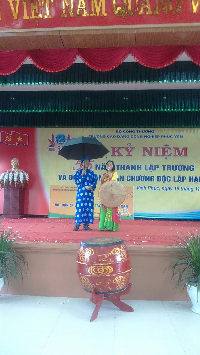  Xen lẫn chương tr&igrave;nh c&oacute; c&aacute;c tiết mục giao lưu của Đo&agrave;n thanh ni&ecirc;n trường, v&agrave; tiết mục của gi&aacute;o vi&ecirc;n. Tất cả c&aacute;c tiết mục đều được đầu tư c&ocirc;ng phu về nội dung lẫn h&igrave;nh thức, cho thấy qu&aacute; tr&igrave;nh nỗ lực luyện tập của c&aacute;c em học sinh. C&aacute;c tiết mục tham gia Hội thi kh&ocirc;ng chỉ phong ph&uacute; về thể loại, đa dạng về nội dung v&agrave; phong c&aacute;ch thể hiện m&agrave; c&ograve;n đồng đều về chất lượng khiến cho việc chọn ra những tiết mục xuất sắc nhất v&ocirc; c&ugrave;ng kh&oacute; khăn.