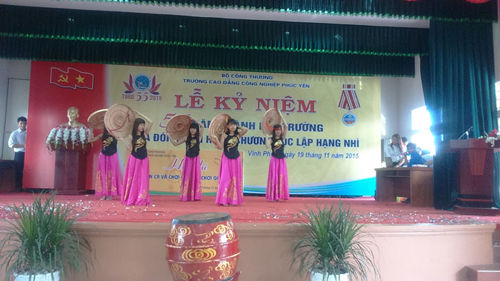  Xen lẫn chương tr&igrave;nh c&oacute; c&aacute;c tiết mục giao lưu của Đo&agrave;n thanh ni&ecirc;n trường, v&agrave; tiết mục của gi&aacute;o vi&ecirc;n. Tất cả c&aacute;c tiết mục đều được đầu tư c&ocirc;ng phu về nội dung lẫn h&igrave;nh thức, cho thấy qu&aacute; tr&igrave;nh nỗ lực luyện tập của c&aacute;c em học sinh. C&aacute;c tiết mục tham gia Hội thi kh&ocirc;ng chỉ phong ph&uacute; về thể loại, đa dạng về nội dung v&agrave; phong c&aacute;ch thể hiện m&agrave; c&ograve;n đồng đều về chất lượng khiến cho việc chọn ra những tiết mục xuất sắc nhất v&ocirc; c&ugrave;ng kh&oacute; khăn.