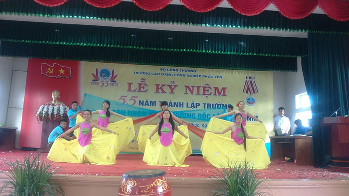  Xen lẫn chương tr&igrave;nh c&oacute; c&aacute;c tiết mục giao lưu của Đo&agrave;n thanh ni&ecirc;n trường, v&agrave; tiết mục của gi&aacute;o vi&ecirc;n. Tất cả c&aacute;c tiết mục đều được đầu tư c&ocirc;ng phu về nội dung lẫn h&igrave;nh thức, cho thấy qu&aacute; tr&igrave;nh nỗ lực luyện tập của c&aacute;c em học sinh. C&aacute;c tiết mục tham gia Hội thi kh&ocirc;ng chỉ phong ph&uacute; về thể loại, đa dạng về nội dung v&agrave; phong c&aacute;ch thể hiện m&agrave; c&ograve;n đồng đều về chất lượng khiến cho việc chọn ra những tiết mục xuất sắc nhất v&ocirc; c&ugrave;ng kh&oacute; khăn.