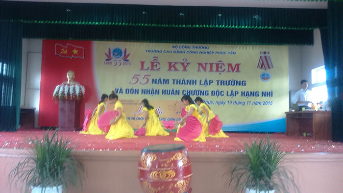  Xen lẫn chương tr&igrave;nh c&oacute; c&aacute;c tiết mục giao lưu của Đo&agrave;n thanh ni&ecirc;n trường, v&agrave; tiết mục của gi&aacute;o vi&ecirc;n. Tất cả c&aacute;c tiết mục đều được đầu tư c&ocirc;ng phu về nội dung lẫn h&igrave;nh thức, cho thấy qu&aacute; tr&igrave;nh nỗ lực luyện tập của c&aacute;c em học sinh. C&aacute;c tiết mục tham gia Hội thi kh&ocirc;ng chỉ phong ph&uacute; về thể loại, đa dạng về nội dung v&agrave; phong c&aacute;ch thể hiện m&agrave; c&ograve;n đồng đều về chất lượng khiến cho việc chọn ra những tiết mục xuất sắc nhất v&ocirc; c&ugrave;ng kh&oacute; khăn.
