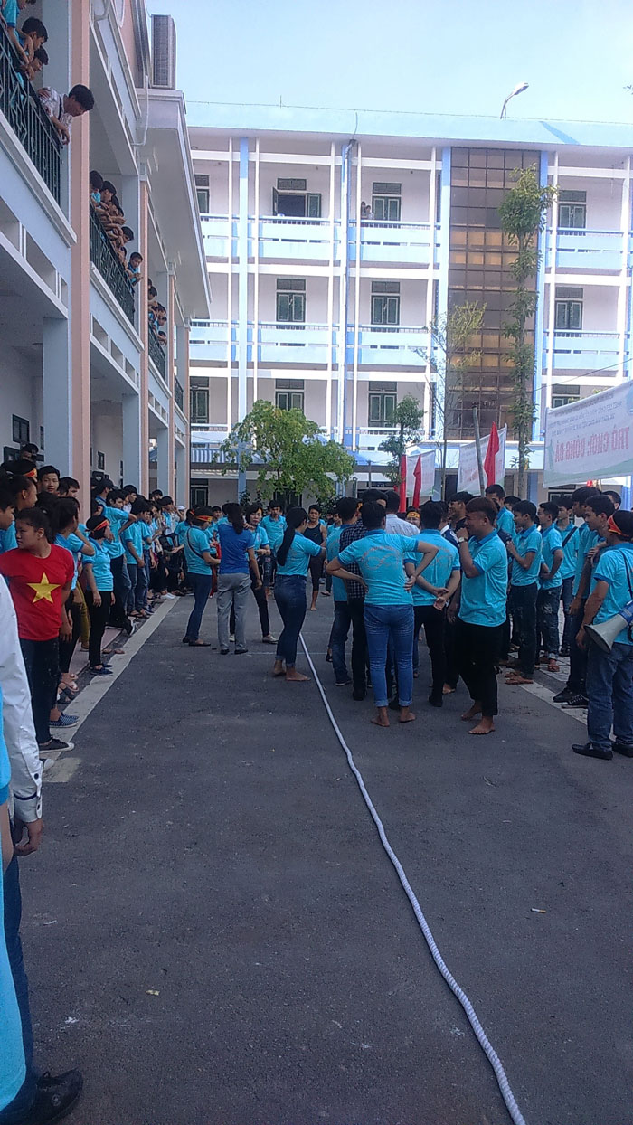 Buổi chiều l&agrave; c&aacute;c hoạt động ngo&agrave;i trời, cuộc thi c&aacute;c tr&ograve; chơi d&acirc;n gian hết sức s&ocirc;i động. C&aacute;c lớp học sinh tham gia cổ vũ nhiệt t&igrave;nh tạo kh&ocirc;ng kh&iacute; vui tươi chan h&ograve;a trong Thầy v&agrave; tr&ograve;. 