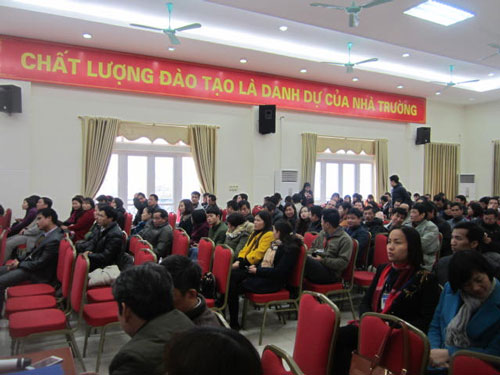 Thầy Vũ Văn Đối – Phó Hiệu trưởng Nhà trường trả lời chất vấn của Đại biểu